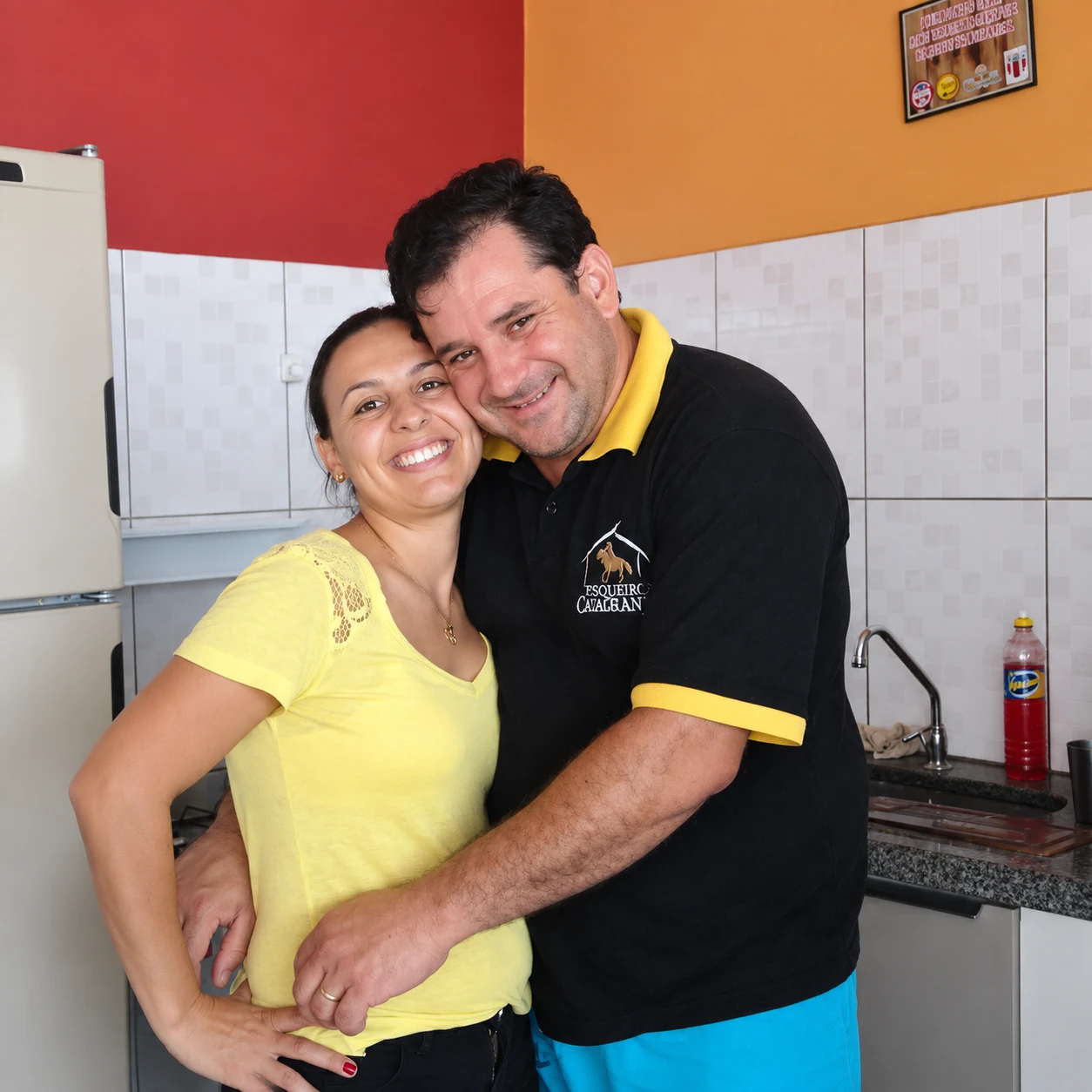 Geandra e Remo Hudson sorrindo juntos em uma foto de família